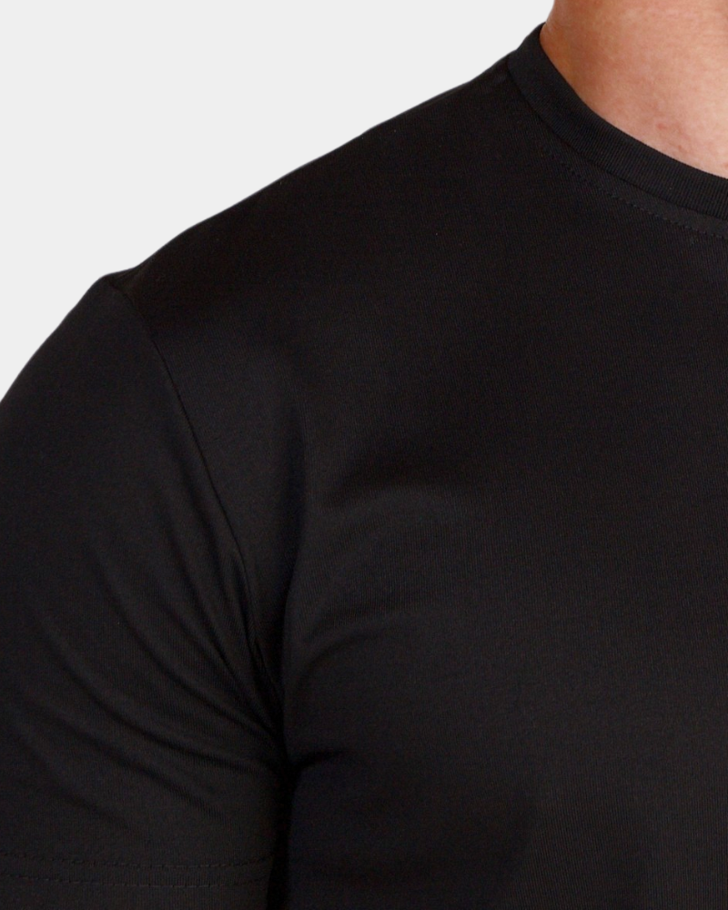 Minimalist luxury black smart fit t-shirt in mercerized cotton featuring a tailored, refined silhouette.